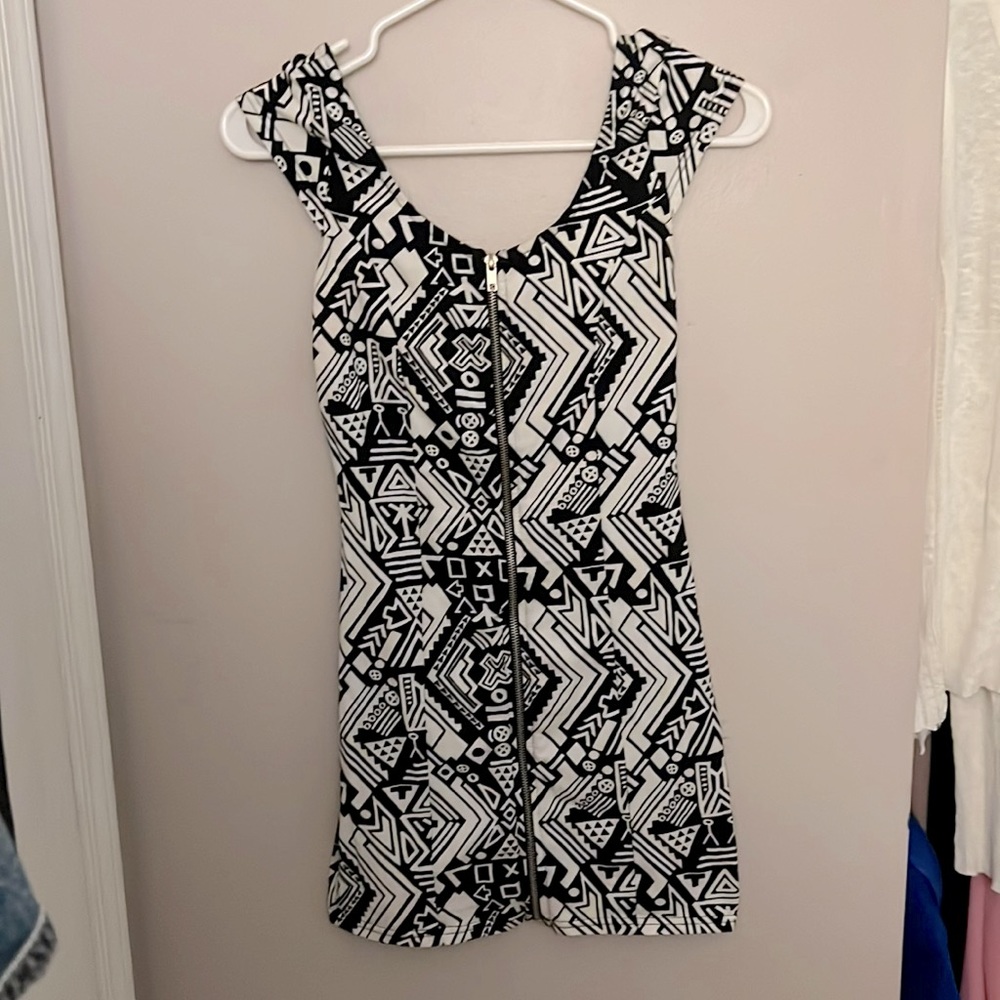 🌞 H&M Divided Zipper Down Bodycon Dress- Black and White w/funky pattern Size:6